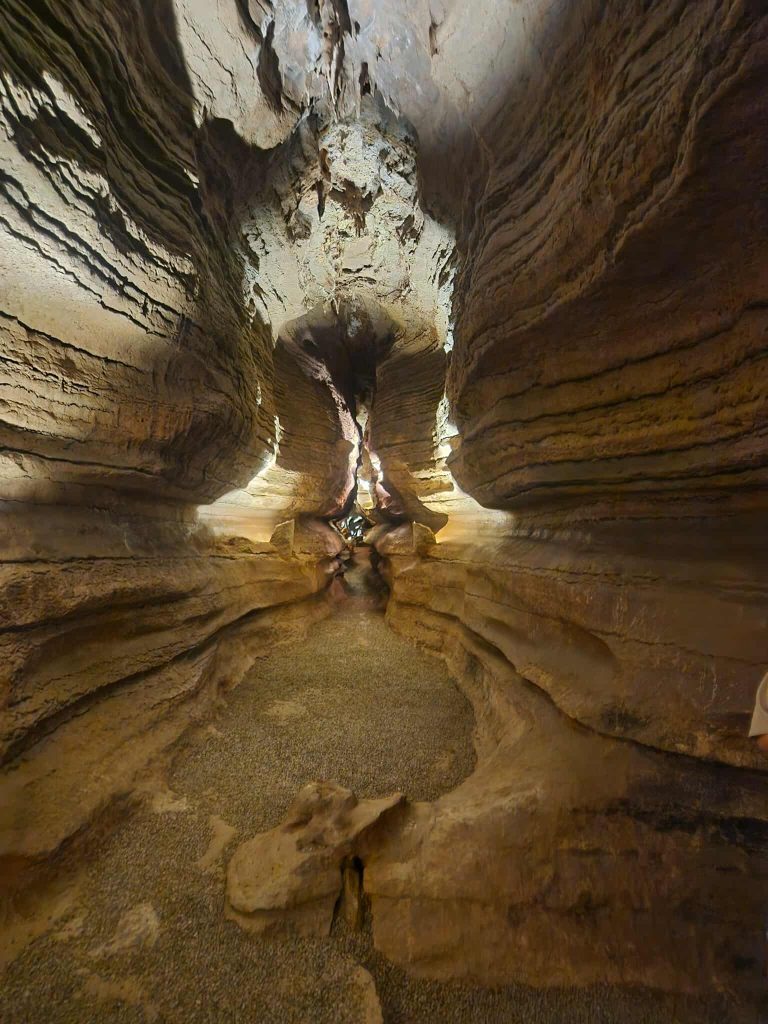 bluff dwellers cave